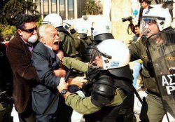 Manolis Glezos agressé