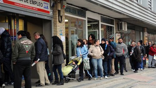 Madrid, file d'attente devant une agence pour l'emploi
