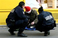 Des policiers avec un SDF Des policiers avec un SDF