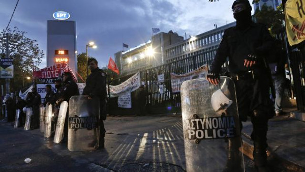 Grèce : l’évacuation musclée des locaux de la télévision publique par la police provoque des remous au Parlement (Alexis Martinez)