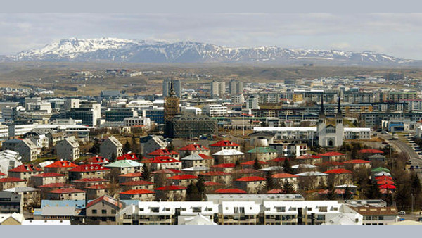 L’Islande va annuler jusqu’à 24 000 euros de dettes par ménage (Le Monde)