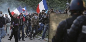 manif-pour-tous-au-coeur-des-affrontements-avec-les-crs-350