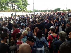 Sylvain Baron appelle les manifestants à se diriger dans le calme vers la place Herriot, derrière l'Assemblée Nationale.