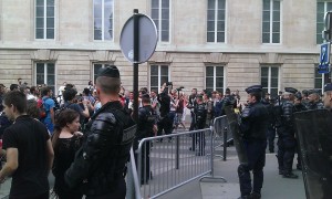 Un important dispositif policier est en train d'encercler les manifestants