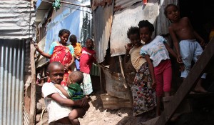 enfants perdus dans les bidonvilles de Mayotte